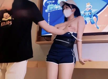 Nhân viên bán TV xinh đẹp cùng chàng khách hàng may mắn