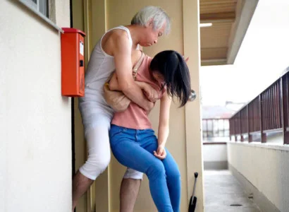 Vợ trẻ bị bố chồng già đè ra
