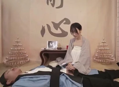 Nữ tu đối diện với vị đạo sĩ bị thương