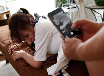 Em nhân viên ở tiệm triệt lông rồi đè ra làm chuyện người lớn
