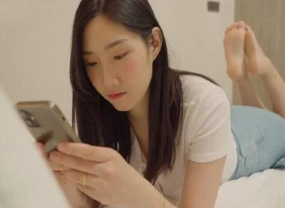 Bà xã dan díu với anh nhân viên giao hàng